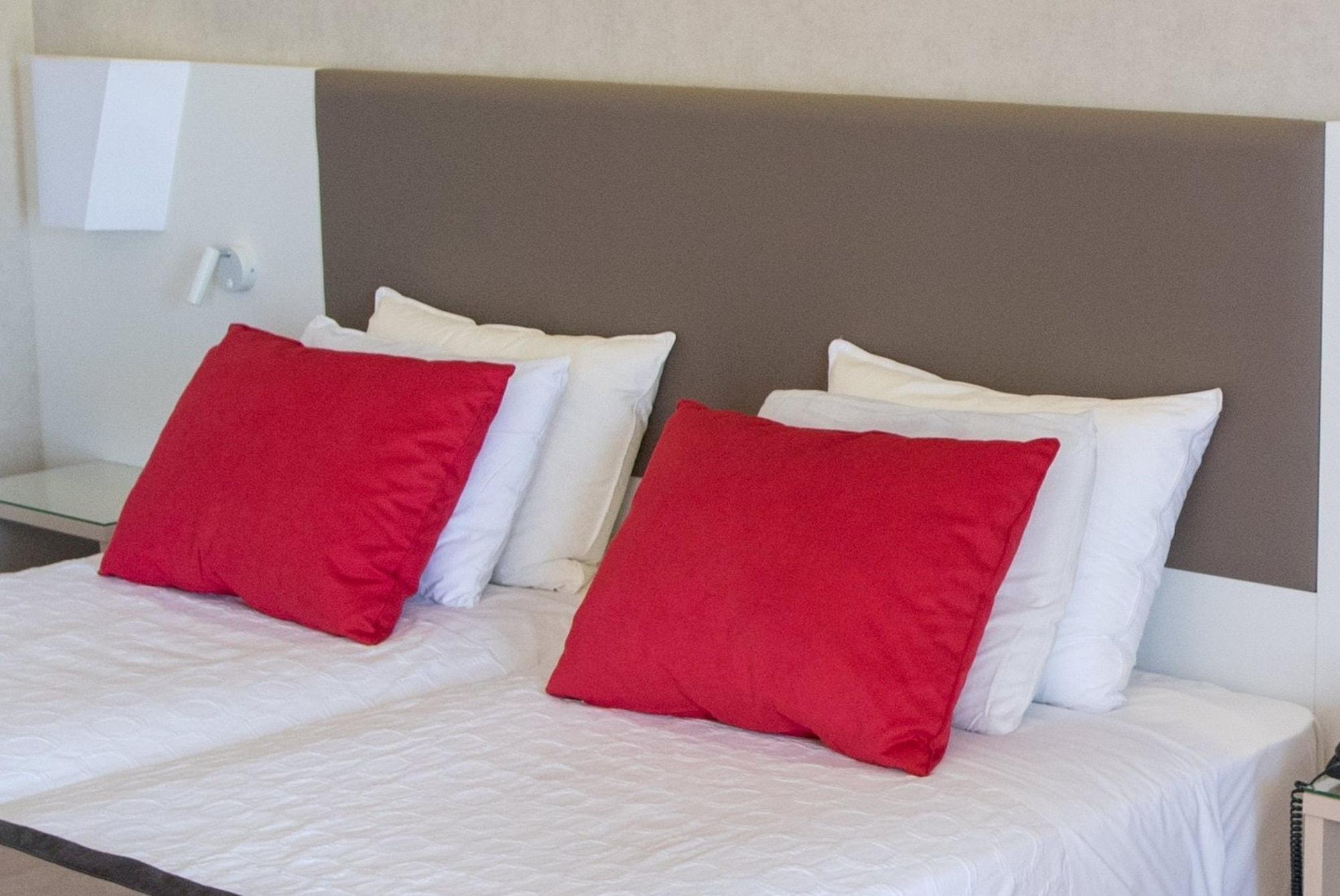 色雷斯温德姆华美达广场酒店 亚历山德鲁波利斯 外观 照片 Pillows on a bed