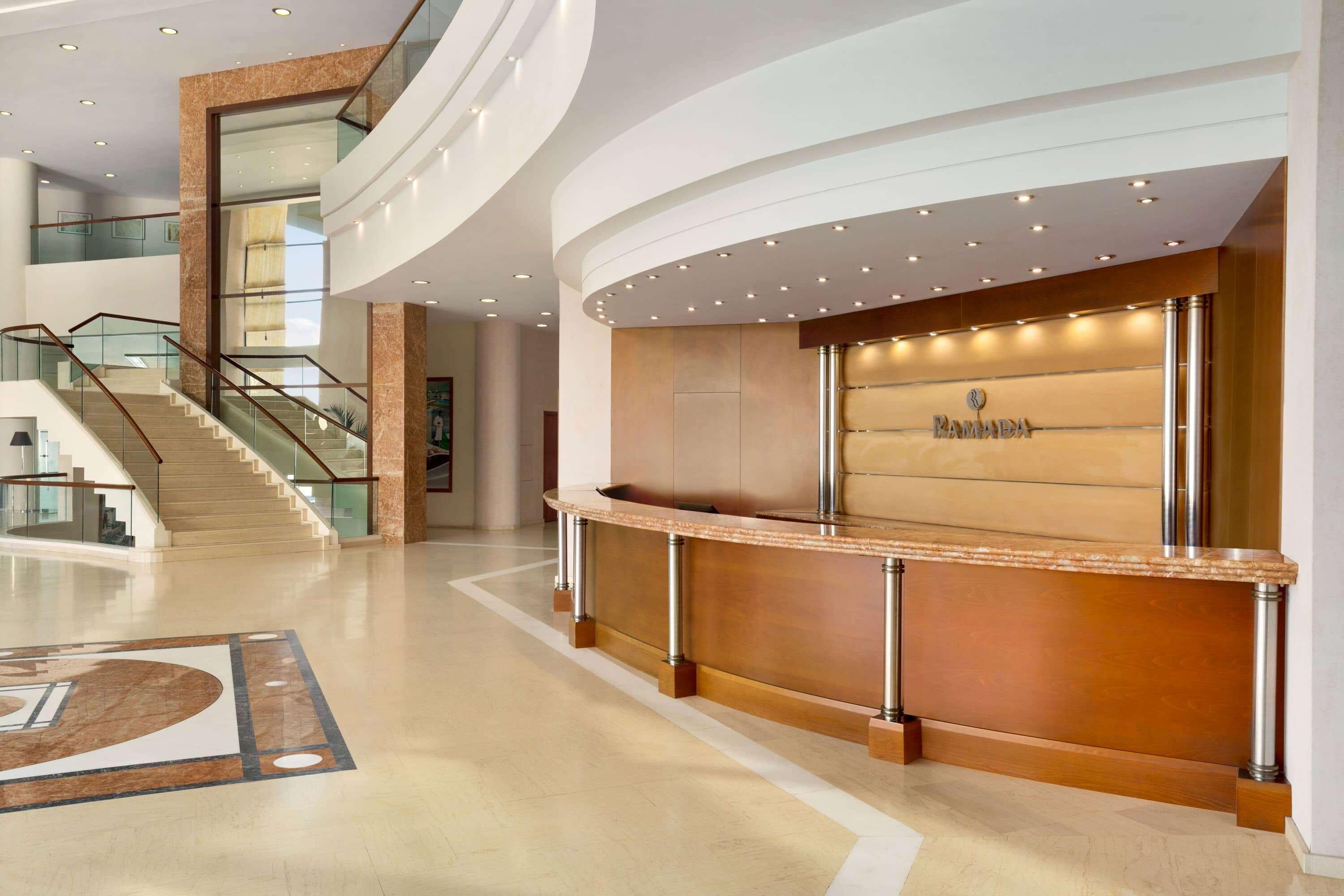 色雷斯温德姆华美达广场酒店 亚历山德鲁波利斯 外观 照片 The lobby of the hotel