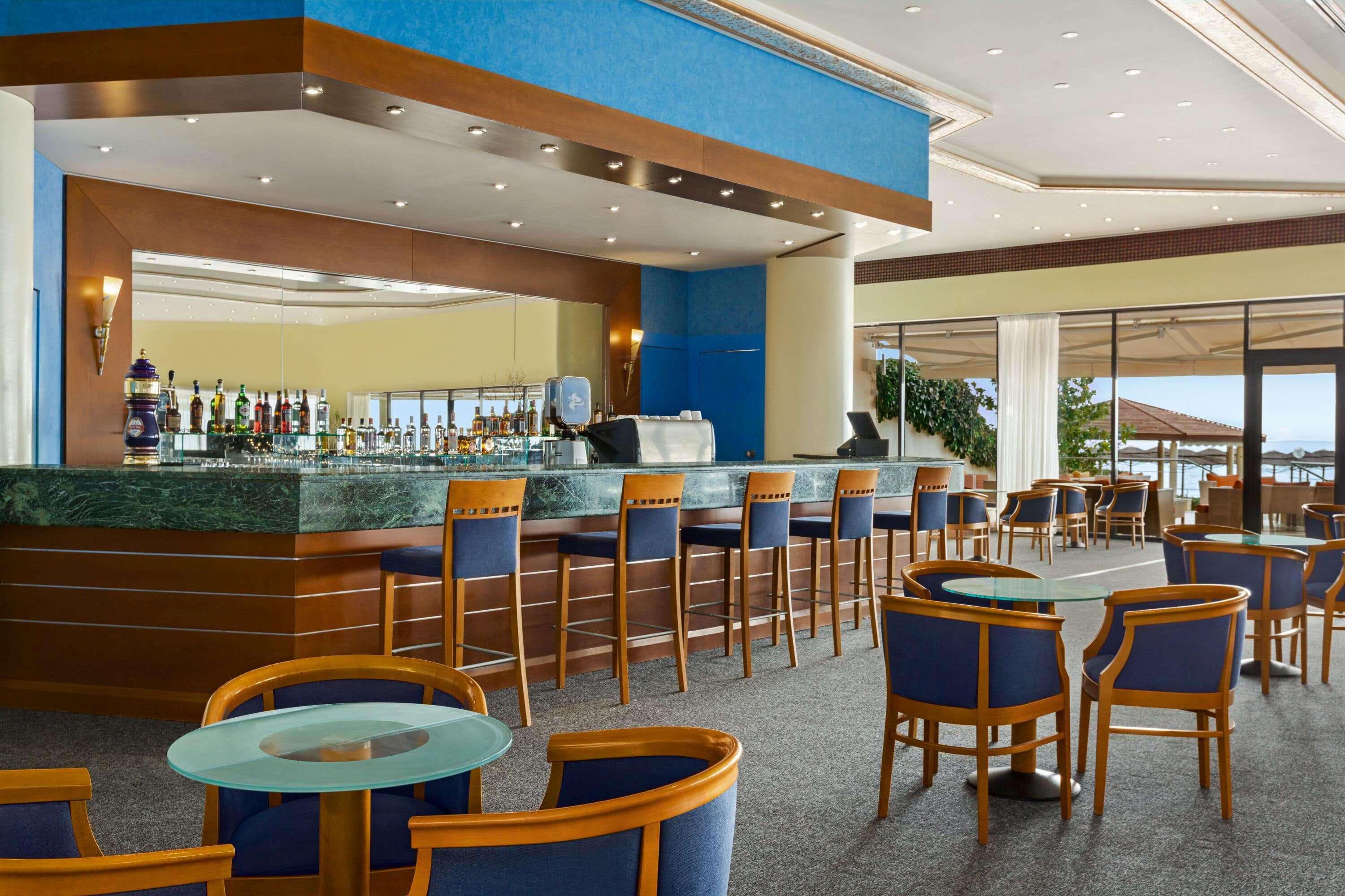 色雷斯温德姆华美达广场酒店 亚历山德鲁波利斯 外观 照片 The bar at the Sheraton Club