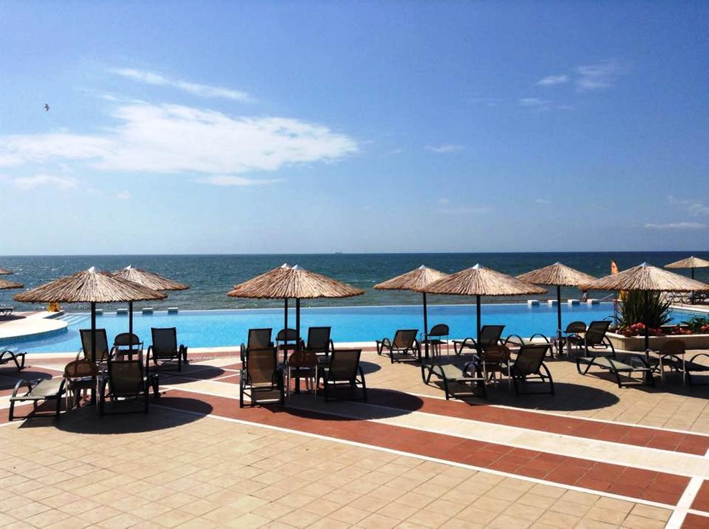 色雷斯温德姆华美达广场酒店 亚历山德鲁波利斯 外观 照片 A pool at a resort in Varvarovski, Bulgaria