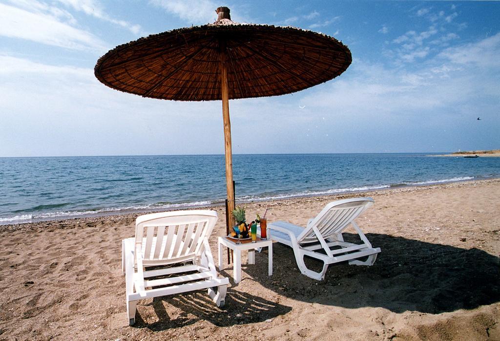 色雷斯温德姆华美达广场酒店 亚历山德鲁波利斯 外观 照片 A beach umbrella