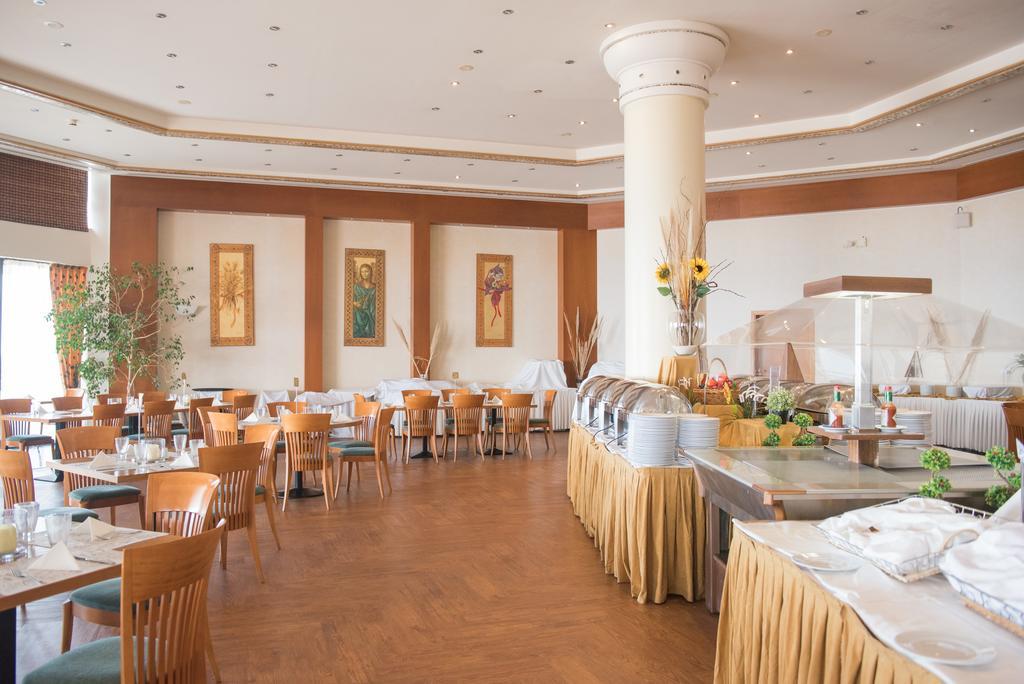 色雷斯温德姆华美达广场酒店 亚历山德鲁波利斯 外观 照片 The restaurant