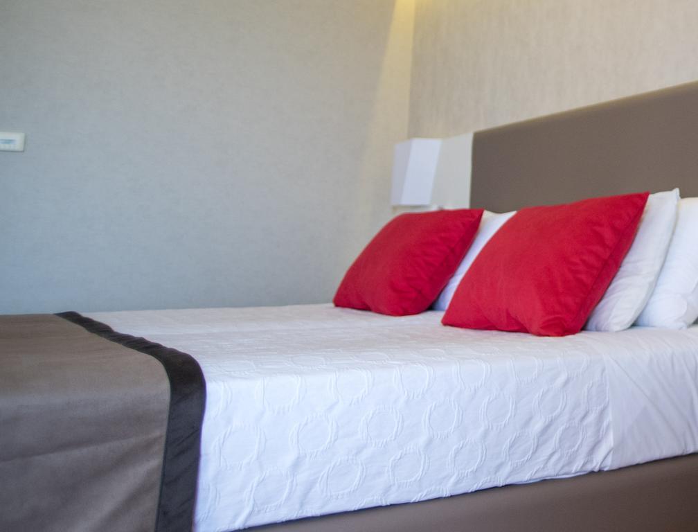 色雷斯温德姆华美达广场酒店 亚历山德鲁波利斯 外观 照片 A bed with a throw