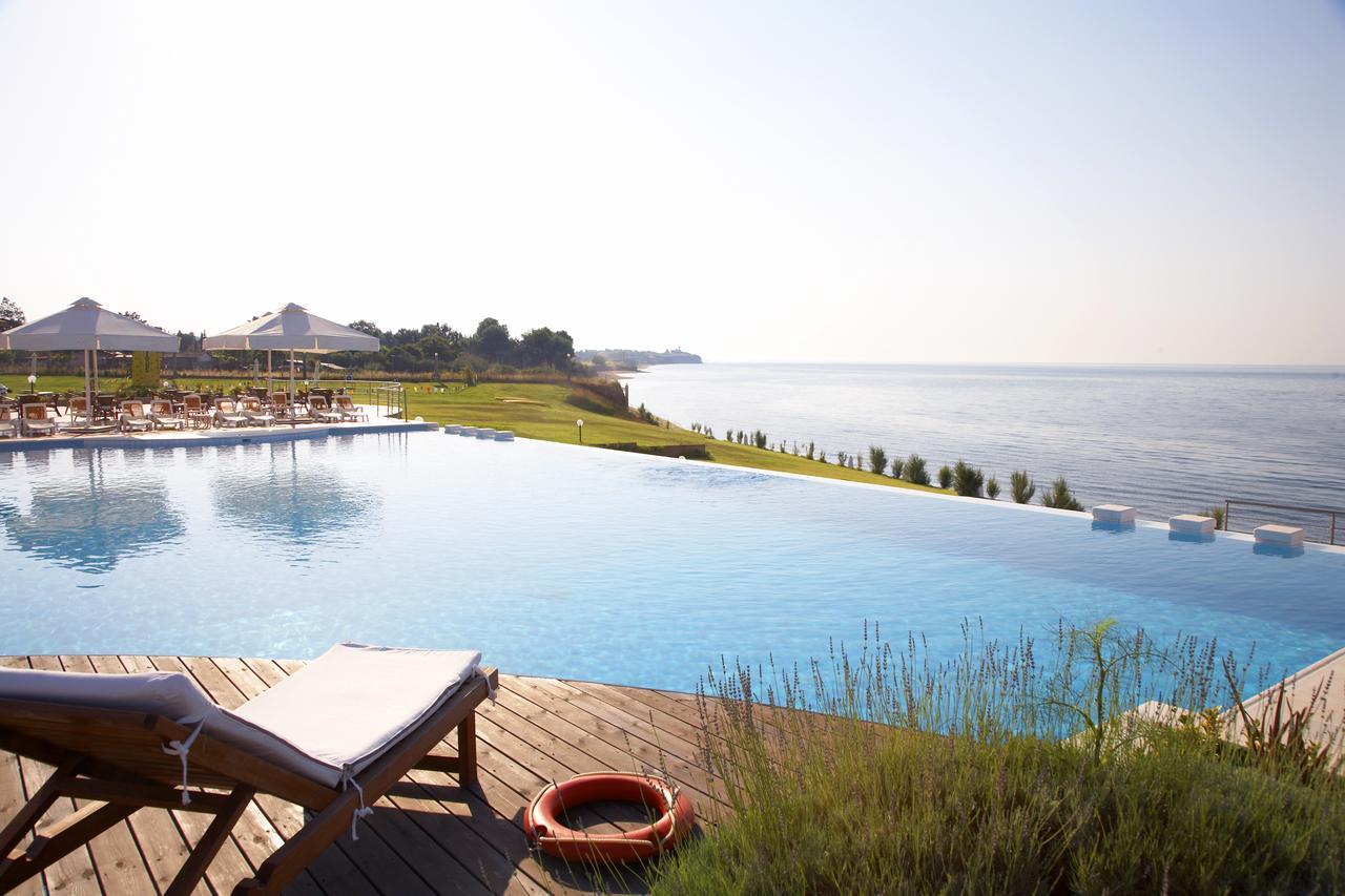 色雷斯温德姆华美达广场酒店 亚历山德鲁波利斯 外观 照片 Infinity pool at the Hotel Porto Bay Falomo, Lagos, Nigeria