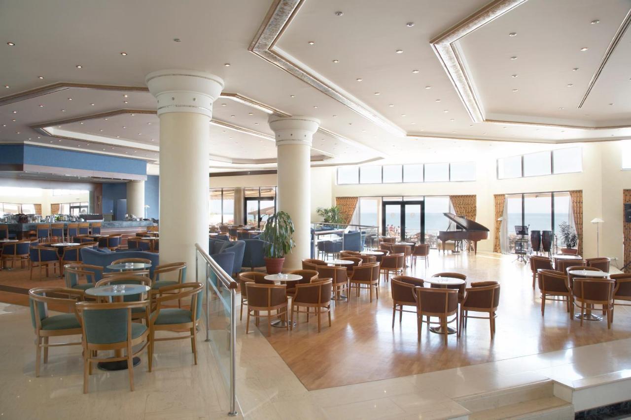 色雷斯温德姆华美达广场酒店 亚历山德鲁波利斯 外观 照片 The lobby of the hotel