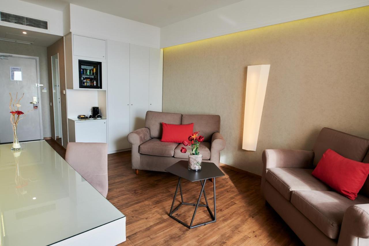 色雷斯温德姆华美达广场酒店 亚历山德鲁波利斯 外观 照片 A living room in a serviced apartment in Berlin, Germany