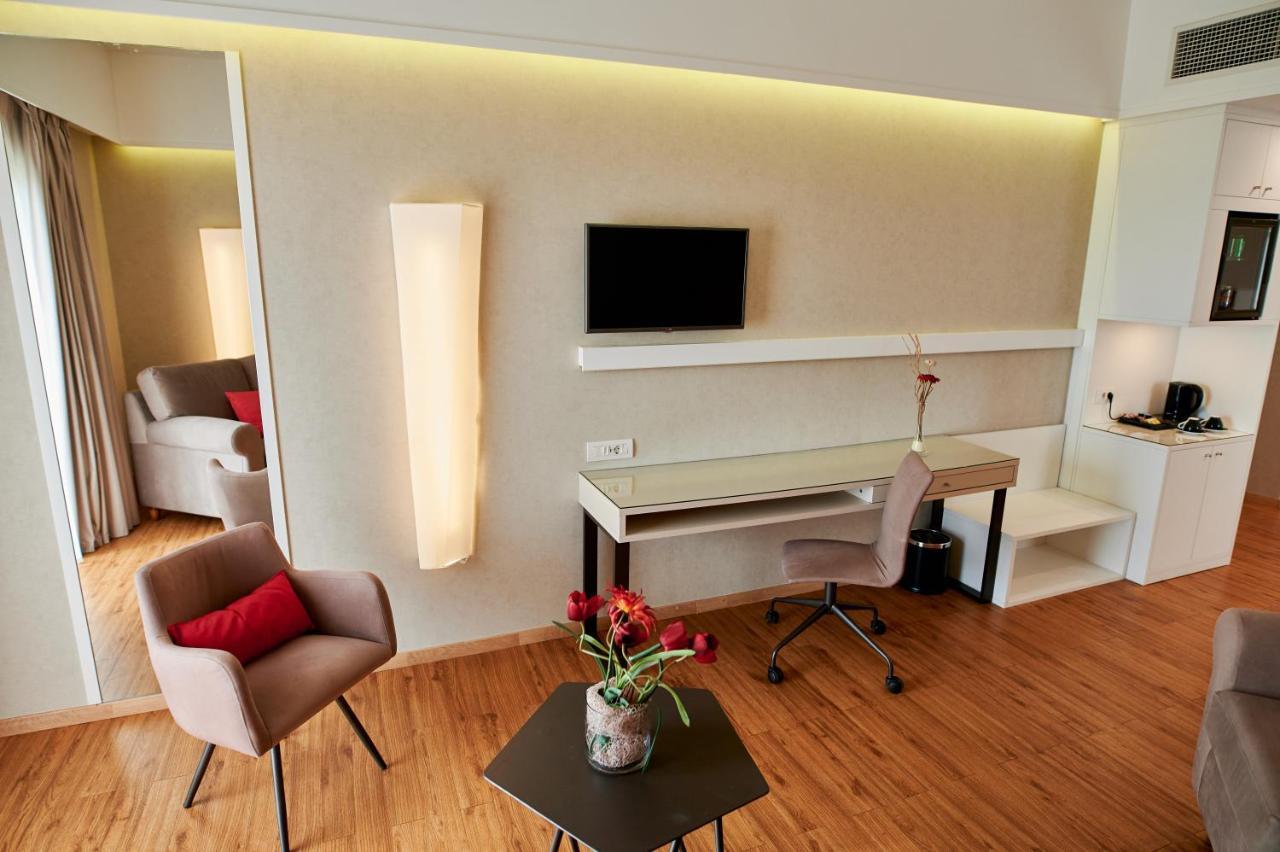 色雷斯温德姆华美达广场酒店 亚历山德鲁波利斯 外观 照片 A room at the hotel