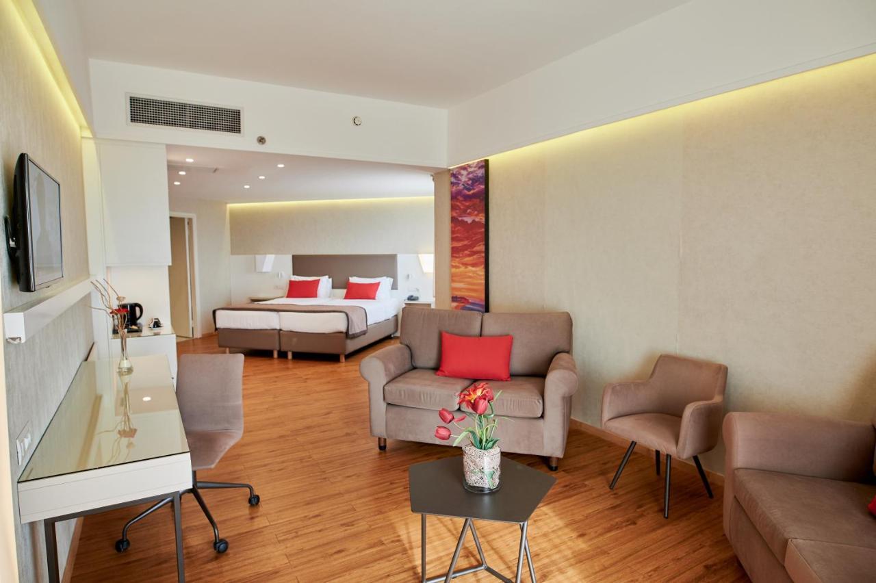 色雷斯温德姆华美达广场酒店 亚历山德鲁波利斯 外观 照片 A room at the hotel